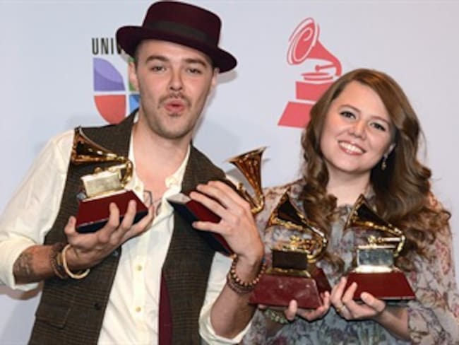 Barren Jesse y Joy con el Grammy Latino