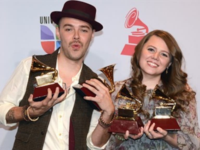 Barren Jesse y Joy con el Grammy Latino