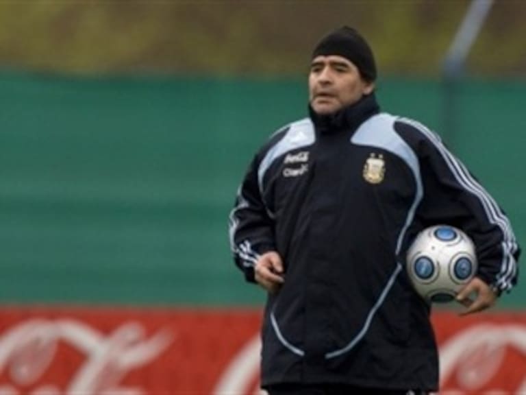 Abandona Maradona clínica italiana