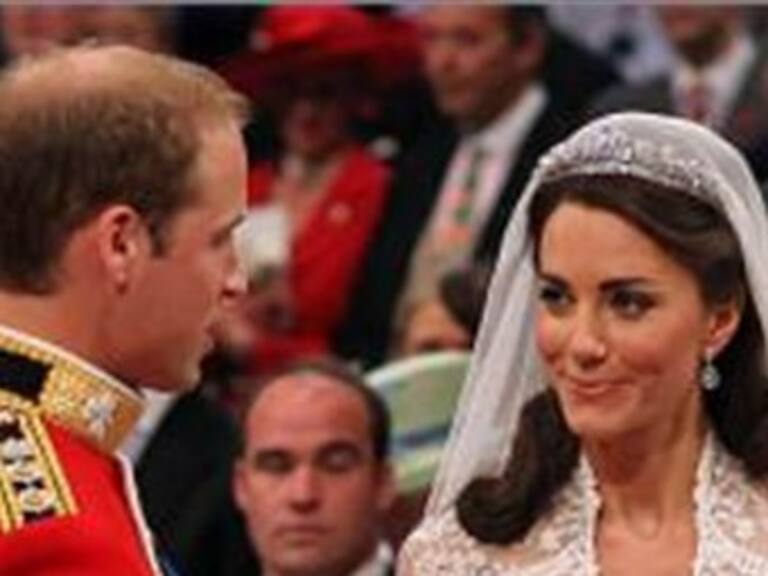Miles de personas saludan a los príncipes en su recorrido a Buckingham