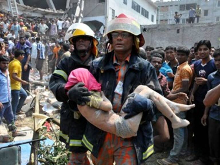 Aumentan a 940 los muertos por derrumbe de edificio en Bangladesh