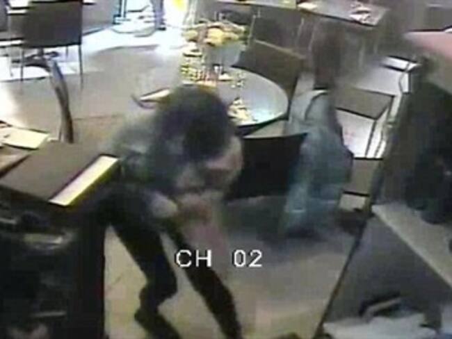 Publican un video del ataque a un restaurantes en París