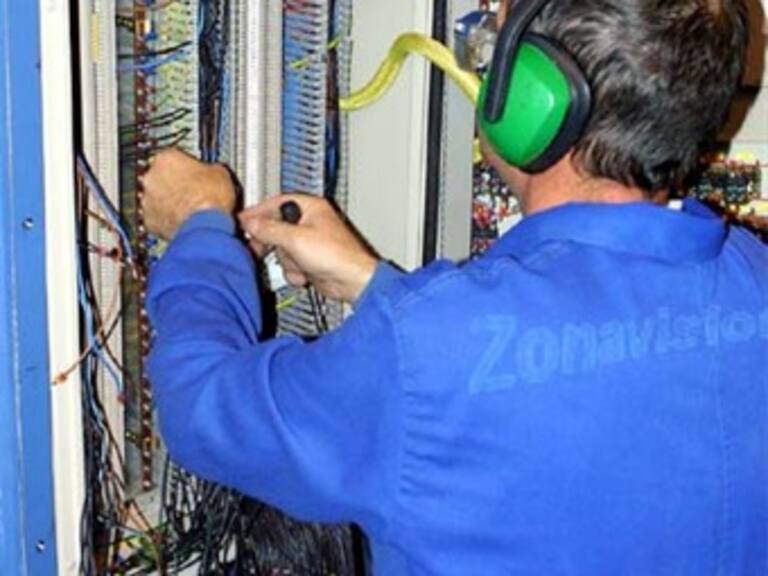Contrata CFE a 369 ex trabajadores de Luz y Fuerza