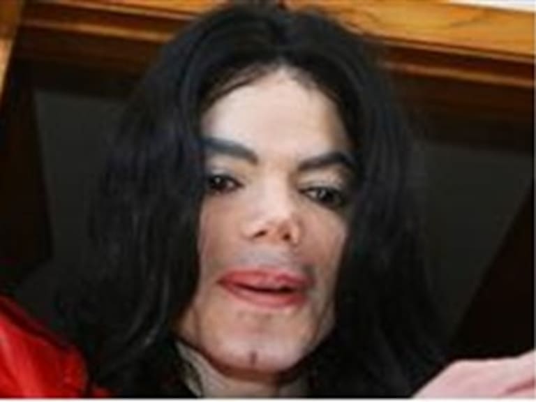 Sorprende Jackson al aparecer en público sin cubrirse el rostro