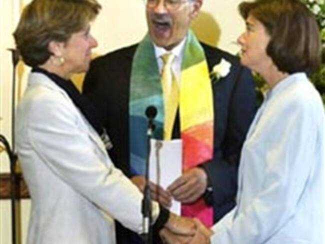 Expulsa Iglesia Católica a sacerdote que apoyó bodas gays en Argentina