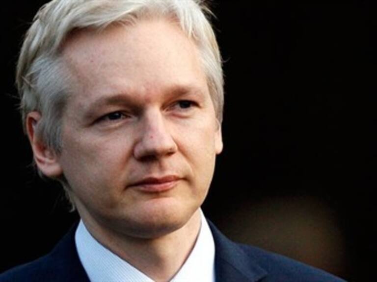Anuncia Assange salida de Ecuador en Reino Unido