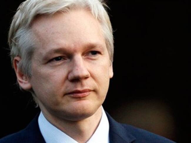 Anuncia Assange salida de Ecuador en Reino Unido