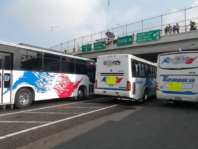 Caos en la México-Pachuca, transportistas cierran ambos sentidos