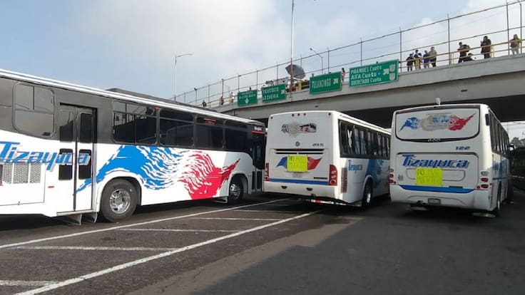 Caos en la México-Pachuca, transportistas cierran ambos sentidos