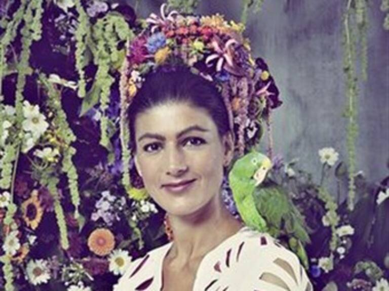 Posa líder izquierdista alemana como Frida Kahlo