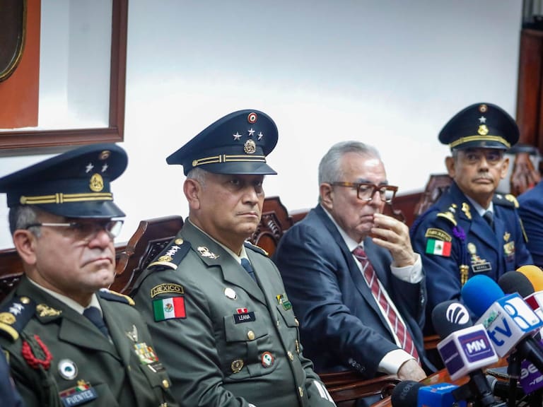 CULIACÁN, SINALOA, 16SEPTIEMBRE2024.- El gobernador Rubén Rocha Moya confirmó este lunes la muerte de un oficial del Ejército Mexicano durante un ataque de civiles armados contra fuerzas federales en la colonia La Campiña, al oriente de la capital de Sinaloa. A pesar de los esfuerzos para contener la violencia, los enfrentamientos persisten. Rocha Moya aseguró que el estado cuenta con el personal necesario para enfrentar la violencia, aunque ha solicitado refuerzos adicionales a la Federación. Destacó el papel crucial de los aviones tipo Texas en las recientes operaciones, que han permitido la detención de criminales en Eldorado y Piaxtla de Abajo. En cuanto al hackeo de las páginas del Colegio de Bachilleres del Estado de Sinaloa (Cobaes) y el Servicio de Administración Tributaria del Estado de Sinaloa (Sates), el mandatario afirmó que el incidente fue controlado rápidamente, minimizando el impacto en las plataformas. FOTO: JOSÉ BETANZOS/CUARTOSCURO.COM