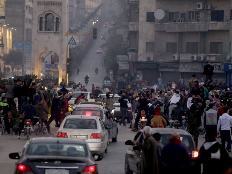 Rebeldes sirios irrumpieron en instalaciones oficiales, poniendo fin al régimen de Bashar al Asaad, connacionales permanecen en la zona.