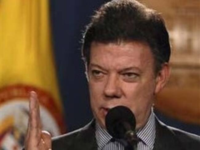 Lanzan Santos y Shakira 'Colombianos de nacimiento'