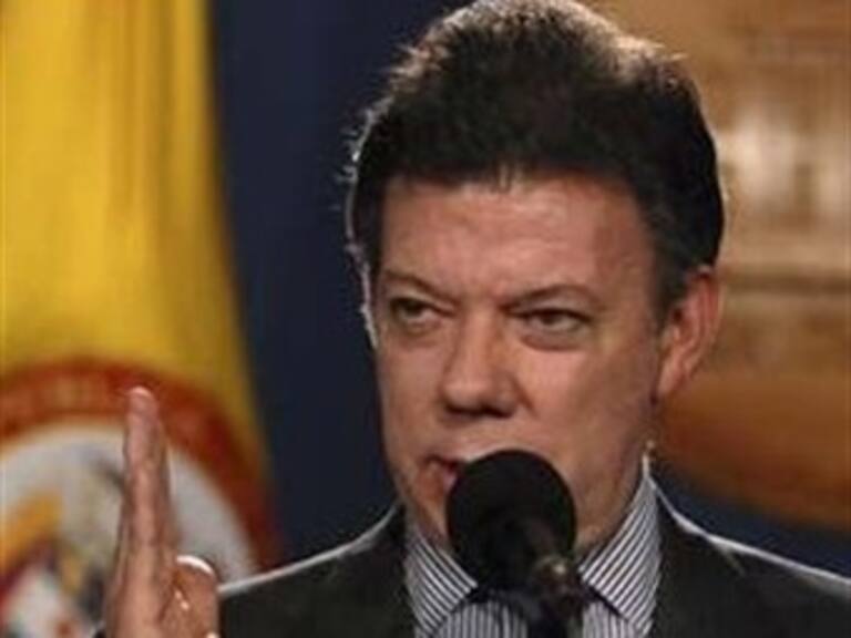 Lanzan Santos y Shakira 'Colombianos de nacimiento'