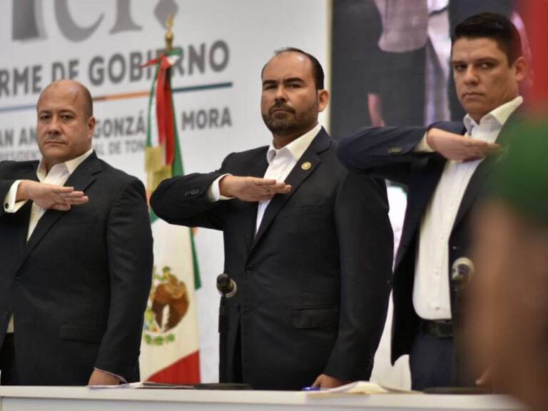 Al centro, el alcalde Juan Antonio González, señalado por posibles faltas administrativas
