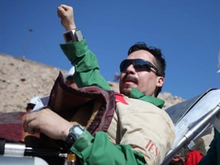 Rescatan al creador del 'dominó de cartón' para entretener a mineros