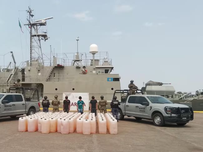 Marina decomisa más de 6 mil litros de combustible ilegal en Michoacán y detiene a tres personas