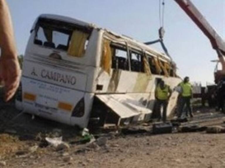 Arrolla tren a camión en Bangladesh: 10 muertos