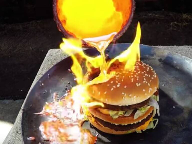 ¿Qué pasa cuando echas cobre fundido sobre una hamburguesa?