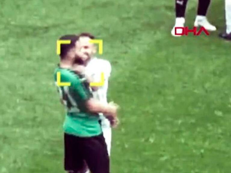 Futbolista agrede jugadores