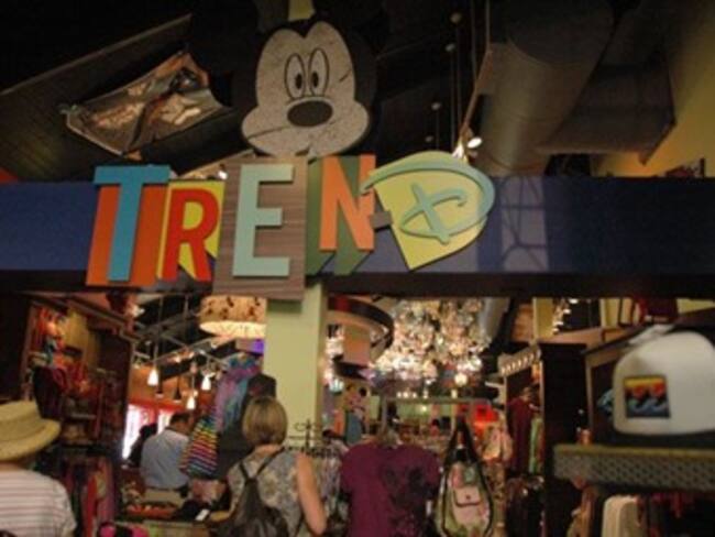 Muere conductor durante choque de trenes en Disneylandia