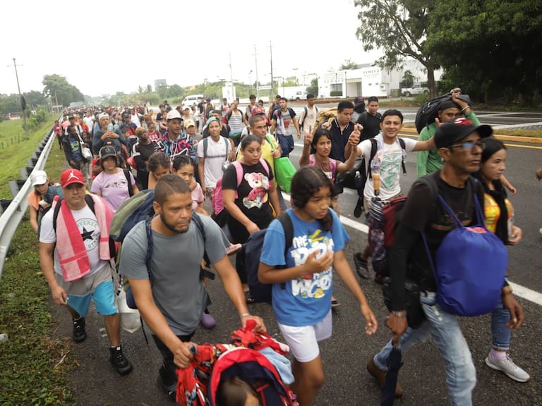 Personas migrantes de diferentes nacionalidades retoman caravanas y buscan llegar a la frontera norte antes de que Trump tome protesta como nuevo presidente de EUA