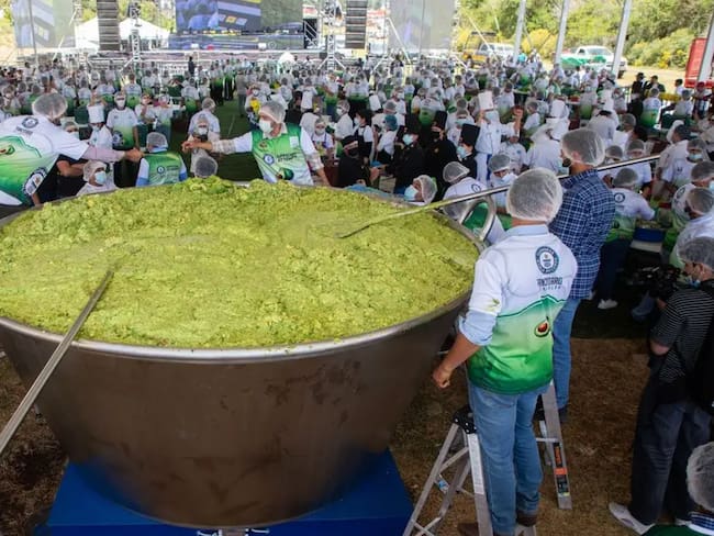 Michoacán logra el guacamole más grande del mundo: Récord Guinness de 6.8 toneladas | VIDEO