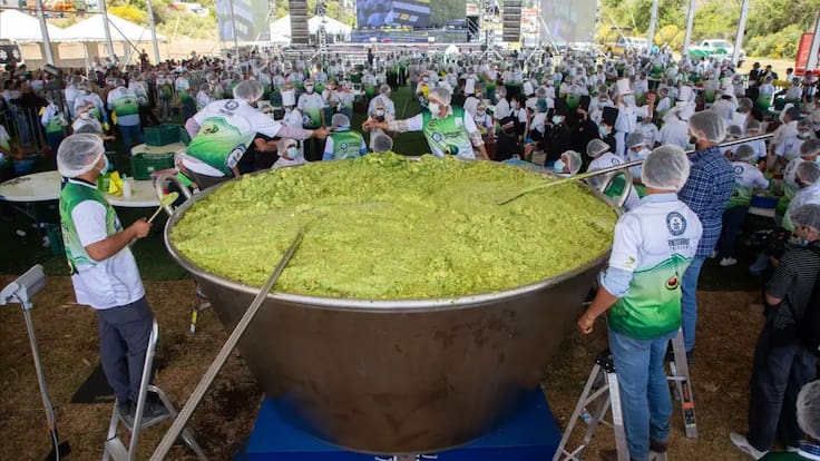 Michoacán logra el guacamole más grande del mundo: Récord Guinness de 6.8 toneladas | VIDEO