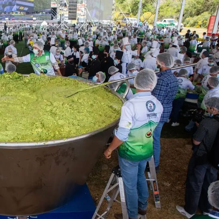 Michoacán logra el guacamole más grande del mundo: Récord Guinness de 6.8 toneladas | VIDEO