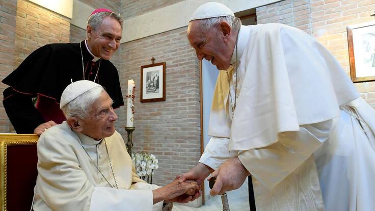 Papa Francisco expresa gratitud a Benedicto XVI tras su muerte