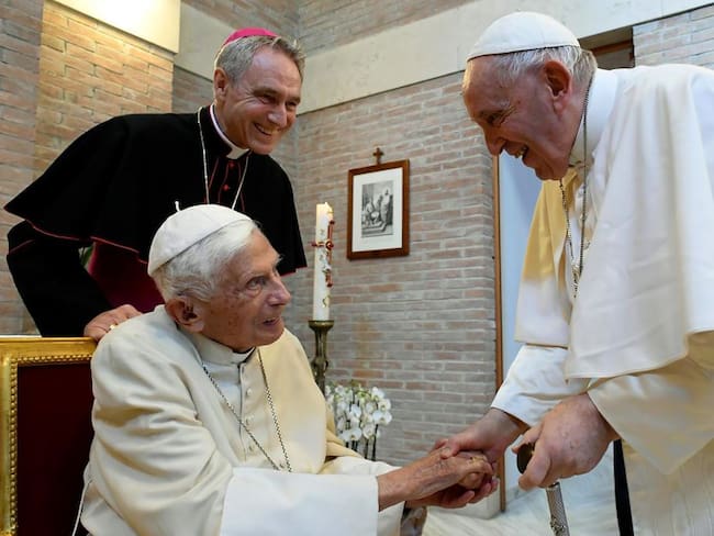 Papa Francisco expresa gratitud a Benedicto XVI tras su muerte