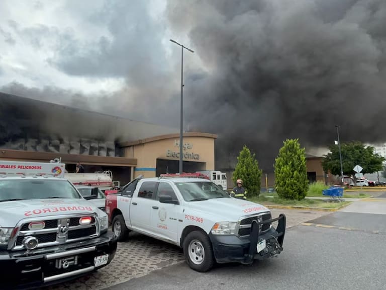Las llamas consumieron una tienda Walmart en el municipio de Guadalajara, Jalisco, en donde solo un bombero resultó lesionado