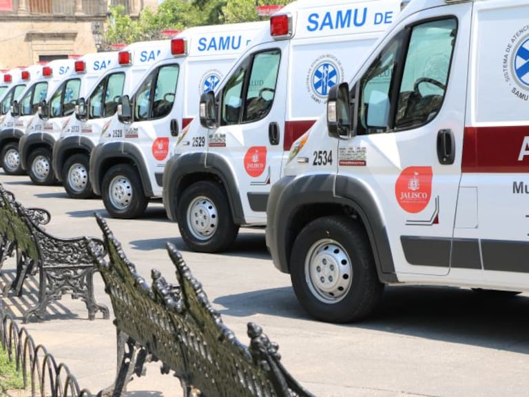 Gobernador de Jalisco entrega 20 ambulancias