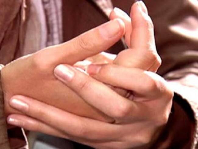 Tronarse los dedos produce artritis, ¿mito o realidad?