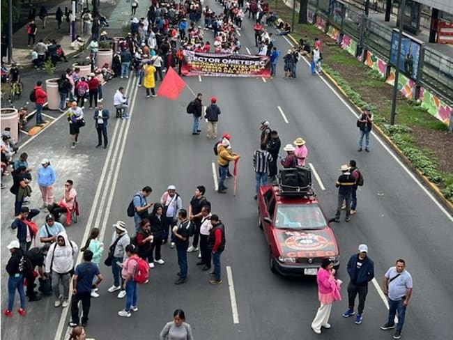 Maestros de la CNTE son encapsulados por elementos de la SSC en Tlalpan