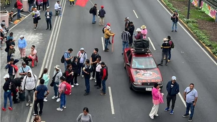Maestros de la CNTE son encapsulados por elementos de la SSC en Tlalpan