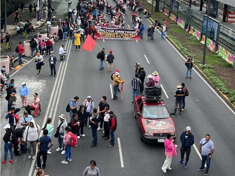 Maestros de la CNTE bloquean Tlalpan, contingentes buscan llegar al Estadio Ciudad de México.