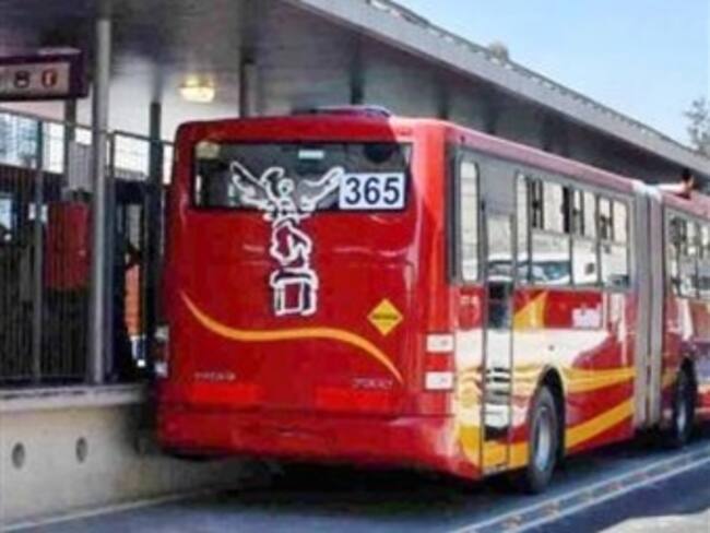 Multan a 50 conductores por invadir carril de Metrobús