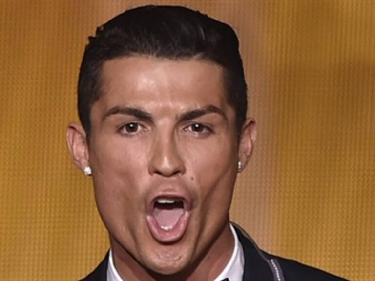 Mujer se vuelve viral por "detener" el ataque de una cobra