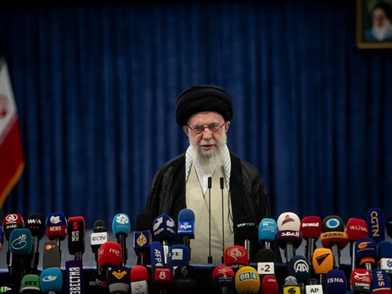 El líder supremo de Irán, Ayatola Alí Jamenei, advirtió que la intervención militar de Estados Unidos en el conflicto con Israel, tendría consecuencias irreparables.