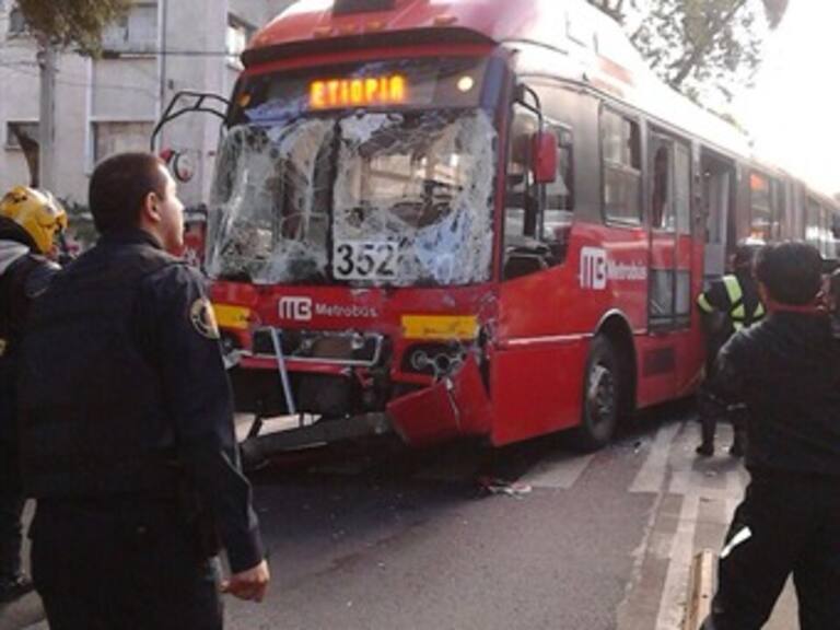 21 lesionados en choque de Metrobús y autobús