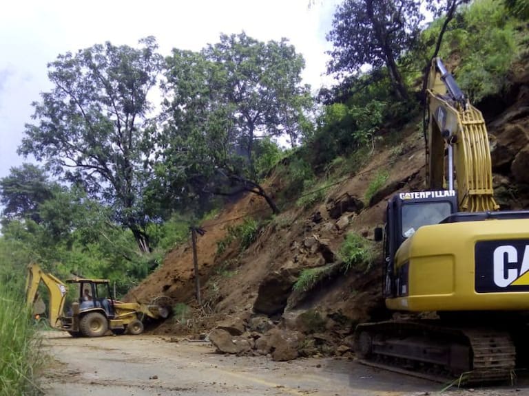 Huracán Willa causa derrumbes en carreteras federales de Jalisco