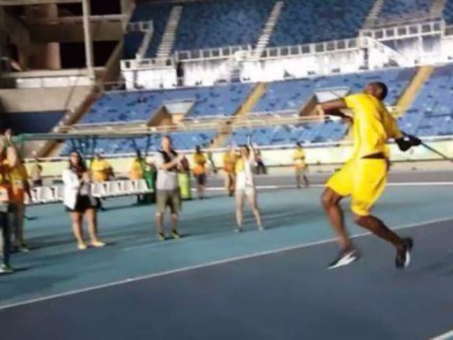 Usain Bolt prueba suerte en el lanzamiento de jabalina