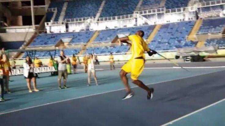 Usain Bolt prueba suerte en el lanzamiento de jabalina