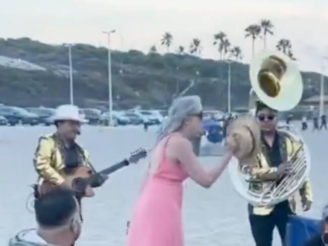 Turista extranjera se ‘harta’ de los músicos de banda en Sinaloa; terminó ignorada | VIDEO