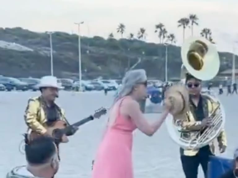 La mujer, visiblemente molesta, intentó frenar la música de banda en plena playa, pero no obtuvo la respuesta que esperaba.