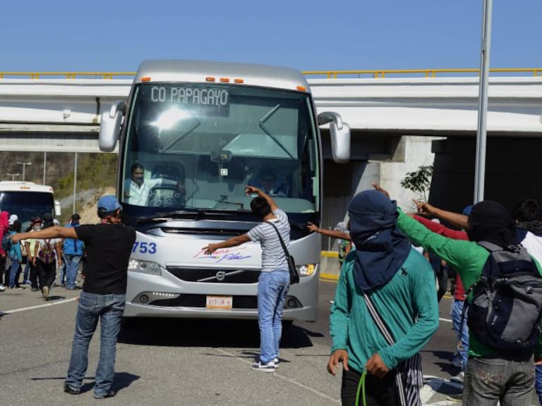 Normalistas de Ayotzinapa y padres de los 43 se llevan 3 autobuses a la Ciudad de México