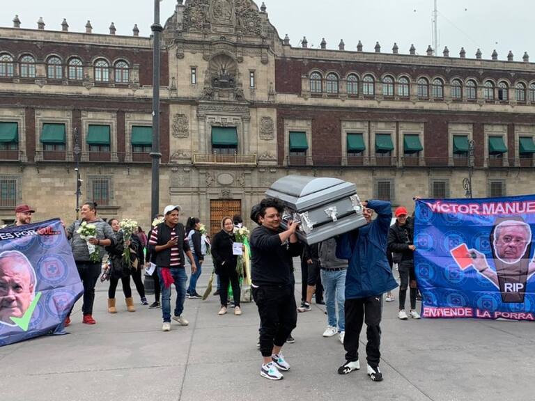 Cooperativistas de Cruz Azul se manifiestan en el Zócalo