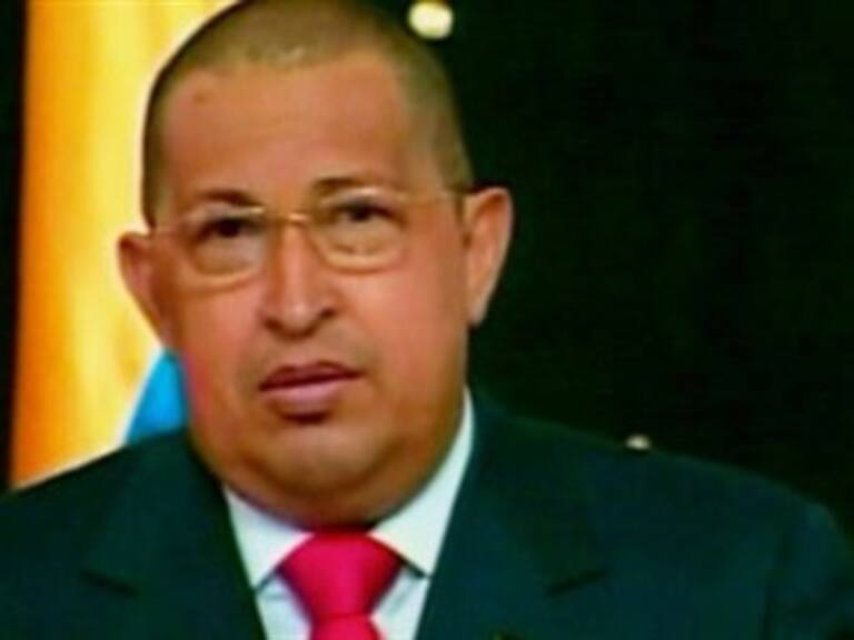 Aparece Hugo Chávez con la cabeza rapada