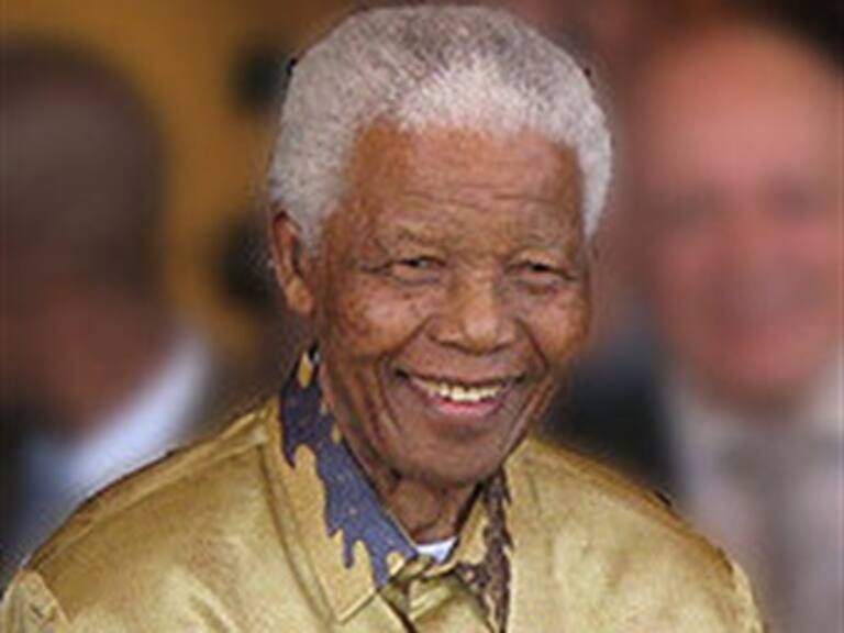 Nelson Mandela cumple 95 años, sigue hospitalizado